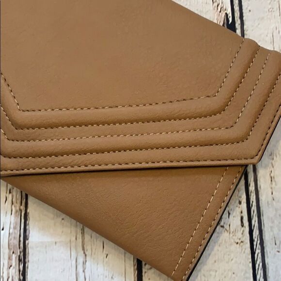 NWOT tan clutch or crossbody - Picture 2 of 5